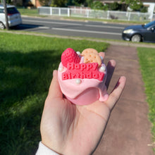 Load image into Gallery viewer, Strawberry biscuit cake
