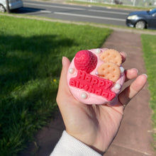 Load image into Gallery viewer, Strawberry biscuit cake
